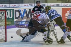 DEL - Eishockey - ERC Ingolstadt - Schwenninger Wild Wings - Saison 2017/2018 - Dustin Strahlmeier Torwart (#34 Schwenningen) - Darin Olver (#40 ERCI) - Dominik Bohac (#86 Schwenningen) - Foto: Meyer Jürgen