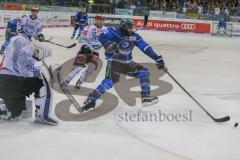 DEL - Eishockey - ERC Ingolstadt - Schwenninger Wild Wings - Saison 2017/2018 - Greg Mauldin (#20 ERCI) - Dustin Strahlmeier Torwart (#34 Schwenningen) - Foto: Meyer Jürgen