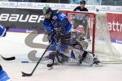 DEL - Eishockey - ERC Ingolstadt - Schwenninger Wild Wings - Saison 2017/2018 - kanpp am Tor Puck verpasst Brett Olson (ERC 16), Torwart Dustin Strahlmeier (SWW)