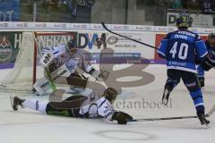 DEL - Eishockey - ERC Ingolstadt - Saison 2017/2018 - ERC Ingolstadt - Straubing Tigers - Darin Olver (#40 ERCI) - Torwart Sebastian Vogl (Nr.25, Straubing Tigers) - Foto: Meyer Jürgen
