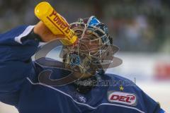 DEL - Eishockey - ERC Ingolstadt - Grizzlys Wolfsburg - Saison 2017/2018 - Jochen Reimer (#32Torwart ERCI) trinkt aus der Flasche - Foto: Meyer Jürgen