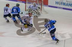 DEL - Eishockey - ERC Ingolstadt - Eisbären Berlin - Saison 2017/2018 - Joachim Ramoser (#47 ERCI) mit einem Schuss auf das Tor - Petri Vehanen Torwart (#31 Berlin) - Foto: Meyer Jürgen