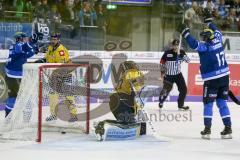DEL - Eishockey - ERC Ingolstadt - Krefeld Pinguine - Saison 2017/2018 - Der 1:0 Führungstreffer durch Petr Taticek (#17 ERCI) - jubel - Andrew Engelage Torwart (#70 Krefeld) - Foto: Meyer Jürgen