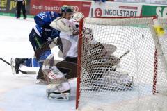 DEL - Eishockey - ERC Ingolstadt - Kölner Haie - Kael Mouillierat (ERC 22) knapp am Tor vorbei Torchance Goalie Gustaf Wesslau