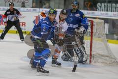 DEL - Eishockey - ERC Ingolstadt - Grizzlys Wolfsburg - Saison 2017/2018 - Patrick McNeill (#2 ERCI) - Sebastian Furchner (#17 Wolfsburg) - Jochen Reimer (#32Torwart ERCI) - Foto: Meyer Jürgen