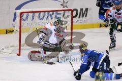 DEL - Eishockey - ERC Ingolstadt - Augsburger Panther - Saison 2017/2018 - Ben Meisner Torwart (#30 AEV) Brett Olson (#16 ERCI) Puck ist zwischen den Schonern - Foto: Meyer Jürgen