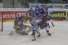 DEL - Eishockey - ERC Ingolstadt - Adler Mannheim - Saison 2017/2018 - Kael Mouillierat (#22 ERCI) - Denis Endras Torwart (#44 Mannheim) - Denis Reul (#29 Mannheim) foult Kael Mouillierat (#22 ERCI) - Foto: Meyer Jürgen