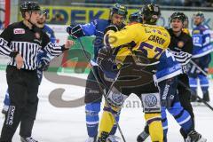 DEL - Eishockey - ERC Ingolstadt - Krefeld Pinguine - Saison 2017/2018 - Jordan Caron (#57 Krefeld) - Max Christiansen (#5 FCI) - Faustkampf - Rauferei - Boxkampf - Foto: Meyer Jürgen