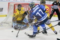 DEL - Eishockey - ERC Ingolstadt - Krefeld Pinguine - Saison 2017/2018 - Andrew Engelage Torwart (#70 Krefeld) - Dennis Swinnen (#77 ERCI) - Foto: Meyer Jürgen