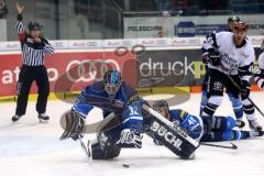 DEL - Eishockey - ERC Ingolstadt - Kölner Haie - Torwart Jochen Reimer (ERC 32) kann den Puck fangen, hinten 49 Alexandre Bolduc