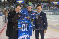 DEL - Eishockey - ERC Ingolstadt - Düsseldorfer EG - Saison 2017/2018 - Larry Mitchell (Sportdirektor ERCI) links - Laurin Braun (#91 ERCI) - Geschäftsführer Claus Gröbner ehren Laurin Braun (#91 ERCI) zum 400 DEL Spiel - Foto: Meyer Jürgen