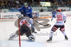 DEL - Eishockey - ERC Ingolstadt - Schwenninger Wild Wings - Saison 2017/2018 - Angriff auf das Tor von Torwart Dustin Strahlmeier (SWW), John Laliberte (ERC 15) rechts Tim Bender (SWW)