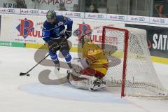 DEL - Eishockey - ERC Ingolstadt - Düsseldorfer EG - Saison 2017/2018 - Greg Mauldin (#20 ERCI) mit einer Torchance - Dan Bakala Torwart (#34 Düsseldorf) - Foto: Meyer Jürgen