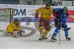 DEL - Eishockey - ERC Ingolstadt - Düsseldorfer EG - Saison 2017/2018 - Petr Taticek (#17 ERCI) - Dan Bakala Torwart (#34 Düsseldorf) - #Darryl Boyce (#19 Düsseldorf) - Foto: Meyer Jürgen
