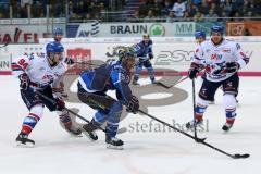 DEL - Eishockey - Playoffs - ERC Ingolstadt - Adler Mannheim - John Laliberte (ERC 15) und links Phil Hungerecker (Mannheim)