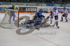 DEL - Eishockey - Playoff - Viertelfinale -  Spiel 5 - ERC Ingolstadt - Adler Mannheim - Saison 2017/2018 - Timo Pielmeier (#51Torwart ERCI) - Luke Adam (#90 Mannheim) mit einer Torchance - Patrick McNeill (#2 ERCI) - Foto: Meyer Jürgen