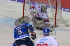 DEL - Eishockey - Playoff - Viertelfinale -  Spiel3 - ERC Ingolstadt - Adler Mannheim - Saison 2017/2018 - #e44# fängt den Puck von Fabio Wagner (#5 ERCI) - Foto: Meyer Jürgen