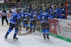 DEL - Eishockey - Playoff - Viertelfinale -  Spiel 5 - ERC Ingolstadt - Adler Mannheim - Saison 2017/2018 - John Laliberte (#15 ERCI) mit dem 2:4 Anschlusstreffer und abklatschen an der Spielerbank - Foto: Meyer Jürgen