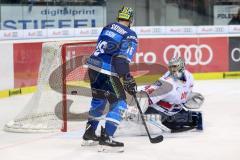 DEL - Eishockey - ERC Ingolstadt - Adler Mannheim - PlayOffs - Spiel 3 - Dennis Endras (44 Mannheim) und der Puck fliegt am Tor vorbei, Brett Olson (ERC 16)