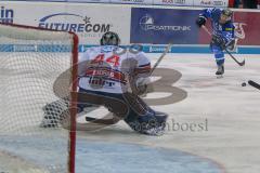 DEL - Eishockey - Playoff - Viertelfinale -  Spiel 5 - ERC Ingolstadt - Adler Mannheim - Saison 2017/2018 - Kael Mouillierat (#22 ERCI) mit einem Schuss auf das Tor - Denis Endras Torwart (#44 Mannheim) hält den Puck - Foto: Meyer Jürgen