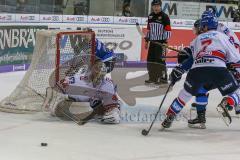 DEL - Eishockey - Playoff - Viertelfinale -  Spiel 5 - ERC Ingolstadt - Adler Mannheim - Saison 2017/2018 - Kael Mouillierat (#22 ERCI) mit einem Schuss auf das Tor - Denis Endras Torwart (#44 Mannheim) hält den Schuss - Foto: Meyer Jürgen