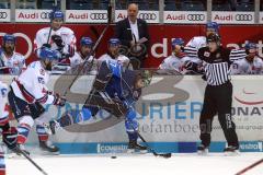 DEL - Eishockey - Playoffs - ERC Ingolstadt - Adler Mannheim - Petr Taticek (ERC 17) im Kampf um den Puck, Trainerbank Mannheim
