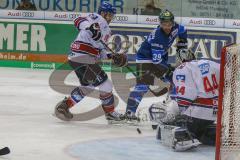 DEL - Eishockey - Playoff - Viertelfinale -  Spiel3 - ERC Ingolstadt - Adler Mannheim - Saison 2017/2018 - Thomas Greilinger (#39 ERCI) mit einer Torchance - Denis Endras Torwart (#44 Mannheim) - Foto: Meyer Jürgen