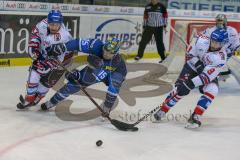 DEL - Eishockey - Playoff - Viertelfinale -  Spiel 5 - ERC Ingolstadt - Adler Mannheim - Saison 2017/2018 - John Laliberte (#15 ERCI) - Brent Raedeke (#9 Mannheim) - Foto: Meyer Jürgen