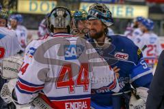 DEL - Eishockey - Playoff - Viertelfinale -  Spiel 5 - ERC Ingolstadt - Adler Mannheim - Saison 2017/2018 - Entäuschte Gesichter nach der Niederlage - Timo Pielmeier (#51Torwart ERCI) - Denis Endras Torwart (#44 Mannheim) klatschen ab  - Foto: Meyer Jürge