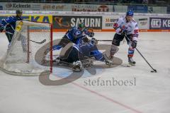 DEL - Eishockey - Playoff - Viertelfinale -  Spiel 5 - ERC Ingolstadt - Adler Mannheim - Saison 2017/2018 - Timo Pielmeier (#51Torwart ERCI) - Luke Adam (#90 Mannheim) mit einer Torchance - Foto: Meyer Jürgen