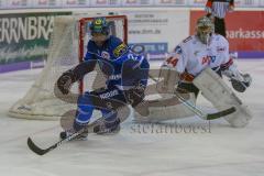 DEL - Eishockey - Playoffs - Spiel 1 - Viertelfinale - ERC Ingolstadt - Adler Mannheim - Saison 2017/2018 - Greg Mauldin (#20 ERCI) - Denis Endras Torwart (#44 Mannheim) - Foto: Meyer Jürgen