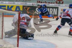 DEL - Eishockey - Playoff - Viertelfinale -  Spiel 5 - ERC Ingolstadt - Adler Mannheim - Saison 2017/2018 - Thomas Greilinger (#39 ERCI) mit einem Schuss auf das Tor - Denis Endras Torwart (#44 Mannheim) - Foto: Meyer Jürgen