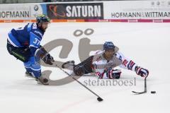 DEL - Eishockey - Playoffs - ERC Ingolstadt - Adler Mannheim - Sean Sullivan (ERC 37) und am Boden verteidigt Mathieu Carle (Mannheim)