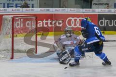 DEL - Eishockey - Playoff - Viertelfinale -  Spiel3 - ERC Ingolstadt - Adler Mannheim - Saison 2017/2018 - Denis Endras Torwart (#44 Mannheim) - David Elsner (#61 ERCI) mit einer Torchance - Foto: Meyer Jürgen