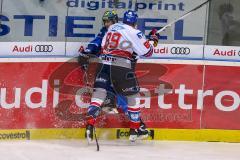 DEL - Eishockey - Playoff - Viertelfinale -  Spiel3 - ERC Ingolstadt - Adler Mannheim - Saison 2017/2018 - Dustin Friesen (#14 ERCI) wird von David Wolf (#89 Mannheim) gequeckt - Foto: Meyer Jürgen