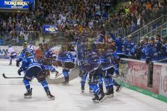 DEL - Eishockey - Playoff - Viertelfinale -  Spiel3 - ERC Ingolstadt - Adler Mannheim - Saison 2017/2018 - Die Mannschaft stürmt das Eis nach dem Treffer - jubel - Foto: Meyer Jürgen