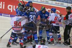 DEL - Eishockey - Playoff - Viertelfinale -  Spiel3 - ERC Ingolstadt - Adler Mannheim - Saison 2017/2018 - Rauferei vor dem Tor von Denis Endras Torwart (#44 Mannheim) - Greg Mauldin (#20 ERCI) - Phil Hungerecker (#94 Mannheim) - Foto: Meyer Jürgen