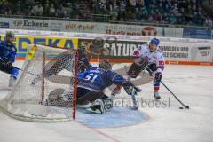 DEL - Eishockey - Playoff - Viertelfinale -  Spiel 5 - ERC Ingolstadt - Adler Mannheim - Saison 2017/2018 - Timo Pielmeier (#51Torwart ERCI) - Luke Adam (#90 Mannheim) mit einer Torchance - Foto: Meyer Jürgen