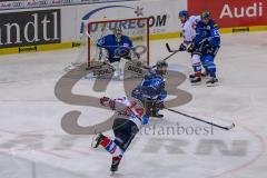 DEL - Eishockey - Playoff - Viertelfinale -  Spiel3 - ERC Ingolstadt - Adler Mannheim - Saison 2017/2018 - Garett Festerling (#14 Mannheim) mit einem Schuss auf das Tor - Timo Pielmeier (#51Torwart ERCI) - Benedikt Schopper (#11 ERCI) - Foto: Meyer Jürgen