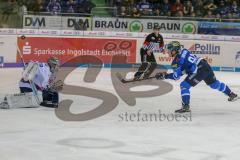 DEL - Eishockey - Playoffs - Spiel 1 - Viertelfinale - ERC Ingolstadt - Adler Mannheim - Saison 2017/2018 - Laurin Braun (#91 ERCI) läuft alleine auf Denis Endras Torwart (#44 Mannheim) zu - Foto: Meyer Jürgen