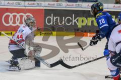 DEL - Eishockey - Playoffs - Spiel 1 - Viertelfinale - ERC Ingolstadt - Adler Mannheim - Saison 2017/2018 - Denis Endras Torwart (#44 Mannheim) - Greg Mauldin (#20 ERCI) - Foto: Meyer Jürgen