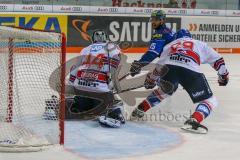 DEL - Eishockey - Playoff - Viertelfinale -  Spiel 5 - ERC Ingolstadt - Adler Mannheim - Saison 2017/2018 - John Laliberte (#15 ERCI) mit dem 2:4 Anschlusstreffer - Denis Endras Torwart (#44 Mannheim) - Denis Reul (#29 Mannheim) - Foto: Meyer Jürgen