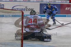 DEL - Eishockey - Playoff - Viertelfinale -  Spiel 5 - ERC Ingolstadt - Adler Mannheim - Saison 2017/2018 - Kael Mouillierat (#22 ERCI) mit einem Schuss auf das Tor - Denis Endras Torwart (#44 Mannheim) hält den Puck - Foto: Meyer Jürgen