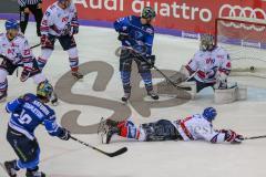 DEL - Eishockey - Playoff - Viertelfinale -  Spiel3 - ERC Ingolstadt - Adler Mannheim - Saison 2017/2018 - Mike Collins (#13 ERCI) - Denis Endras Torwart (#44 Mannheim) - Tim Stapleton (#19 ERCI) schiesst den 1:0 Führungstreffer in Überzahl - Denis Endras