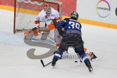 DEL - Eishockey - ERC Ingolstadt - Grizzlys Wolfsburg - Testspiel - Saison 2017/2018 - Huhn Gerald (#35 Wolfsburg) - Thomas Greilinger (#39 ERCI) - Alex Roach (#4 Wolfsburg) - Foto: Meyer Jürgen
