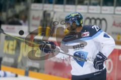 DEL - Eishockey - ERC Ingolstadt - Dornbirn Bulldogs - Saison 2017/2018 - Greg Mauldin (#20 ERCI) beim warm machen - jongliert mit dem Puck - Foto: Meyer Jürgen

