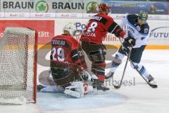 DEL - Eishockey - ERC Ingolstadt - Kölner Haie - Testspiel - Saison 2017/2018 - Petr Taticek (#17 ERCI) - Kai Hospelt(#18 Köln) - Gustaf Wesslau(Torwart #29 Köln) - Foto: Meyer Jürgen