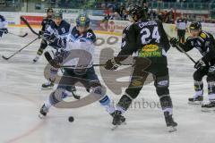 DEL - Eishockey - ERC Ingolstadt - Dornbirn Bulldogs - Saison 2017/2018 - Jacob Berglund (#12 ERCI) - Fraser Matt (#24 Dornbirn) - Foto: Meyer Jürgen