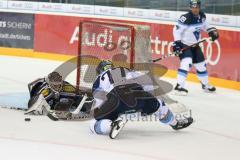 DEL - Eishockey - ERC Ingolstadt - Dornbirn Bulldogs - Saison 2017/2018 - Dennis Swinnen (#77 ERCI) - Quermener Ronan Torwart (#33 Dornbirn) - Foto: Meyer Jürgen