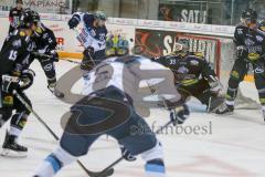 DEL - Eishockey - ERC Ingolstadt - Dornbirn Bulldogs - Saison 2017/2018 - Kael Mouillierat (#22 ERCI) - Quermener Ronan Torwart (#33 Dornbirn) - Foto: Meyer Jürgen